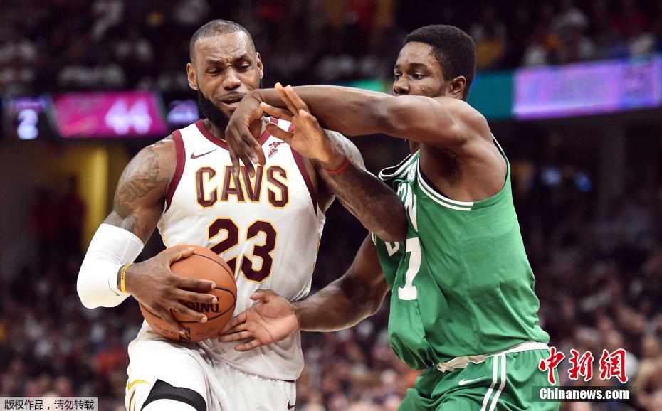 青岛队险胜凯尔特人，麦科勒姆关键制胜