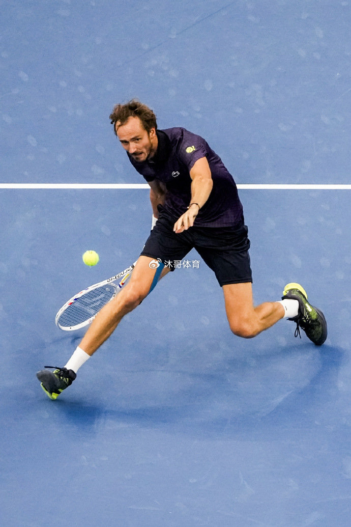 年终总决赛逆转ATP总决赛，梅德韦杰夫扛起全队