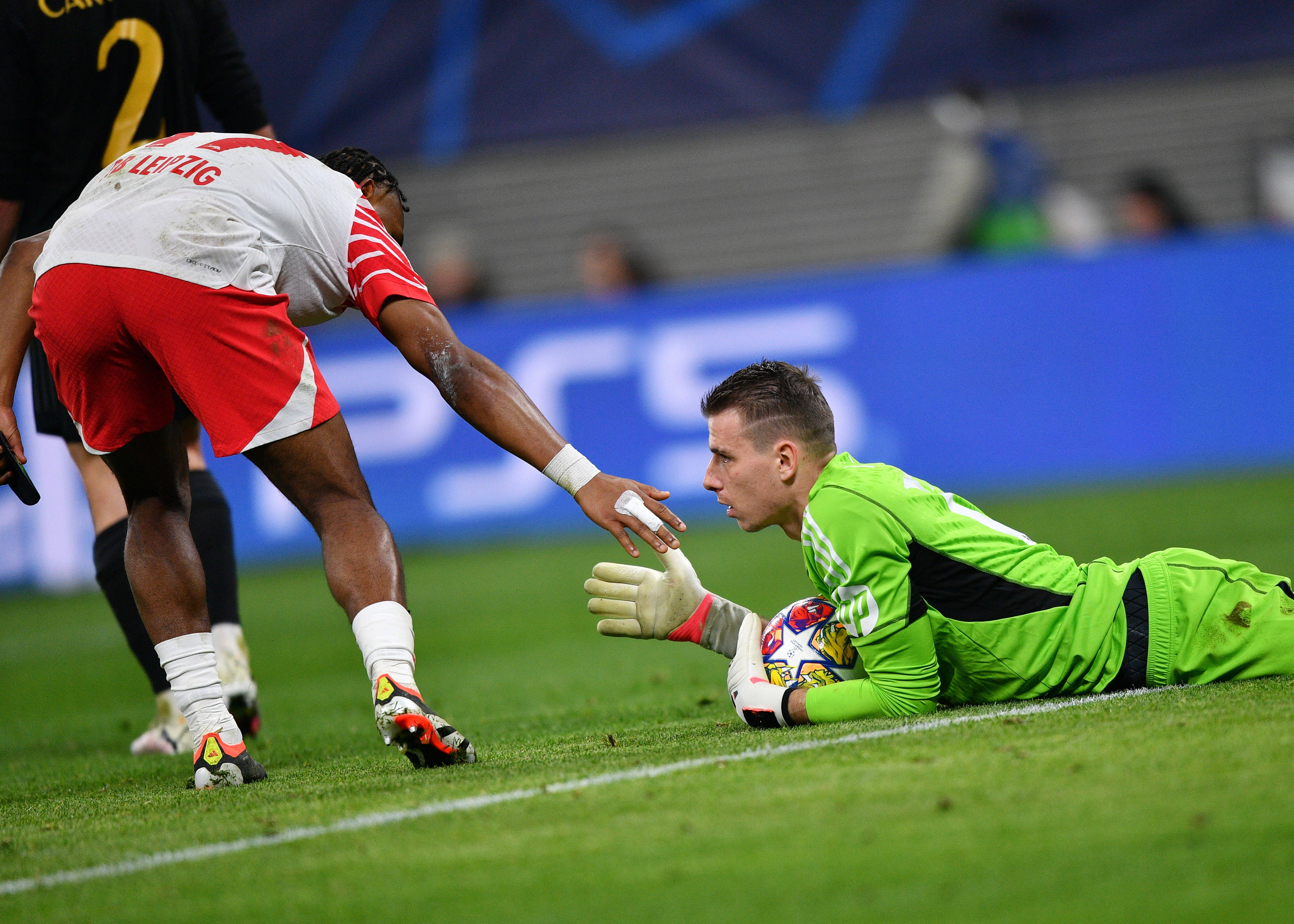 国际足球比赛现场直击，女球员英勇奋战